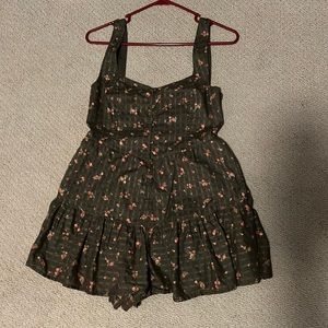 American Eagle size medium olive green floral romper. Worn 2x great condition.